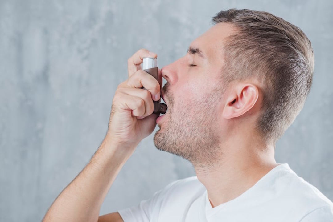 Un homme qui souffre d'asthme qui a besoin de CoQ10
