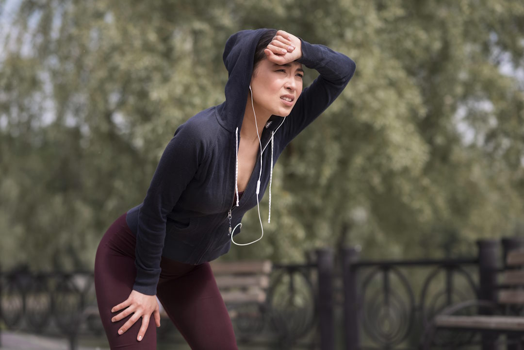 Une femme fatigué après un effort physique