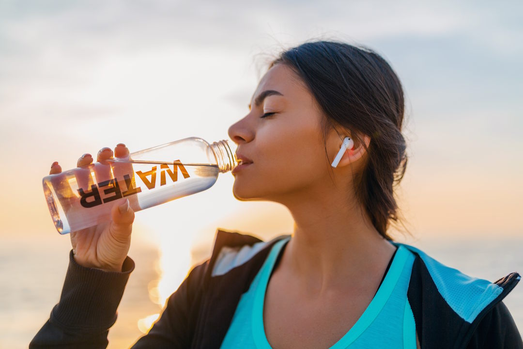 Une femme qui s'hydrate pour &eacute;viter le vertige