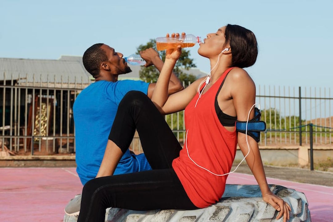 Un couple de sportif qui prend de la Créatine