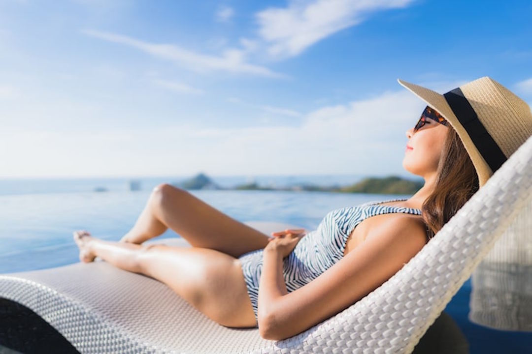Une femme qui fait un bain de soleil