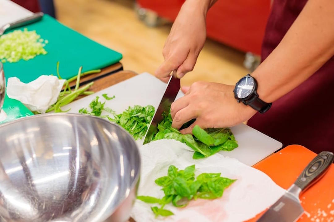 Une personne qui prépare des légumes pour faire baisser sa tension