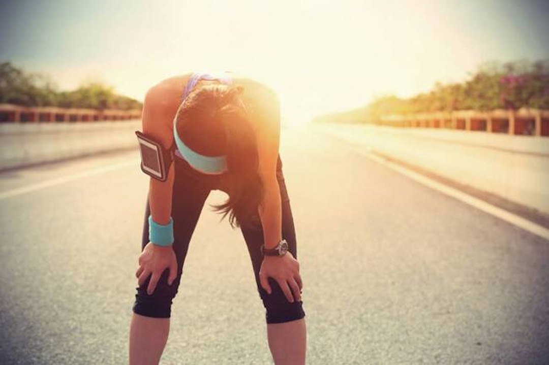 Une femme qui prend une pause après une course à pied