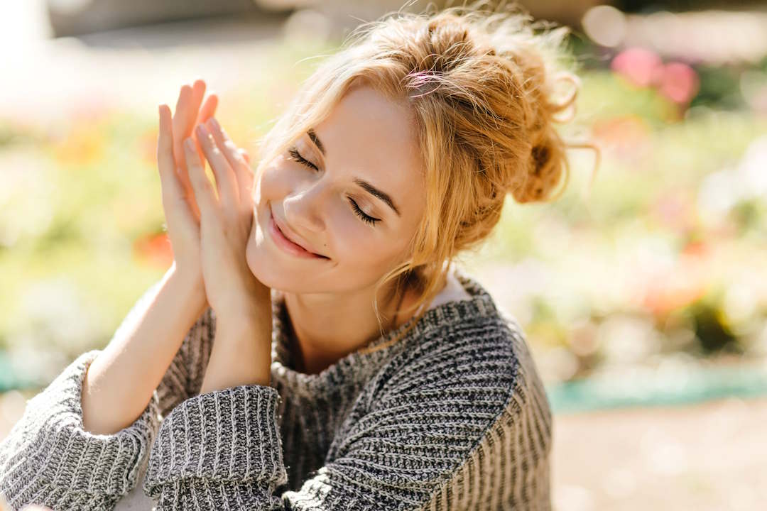 Une femme qui sourit grâce au rhodiola