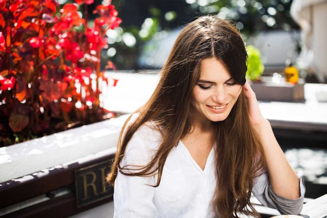 Une femme brune avec une belle chevelure grâce au MSM