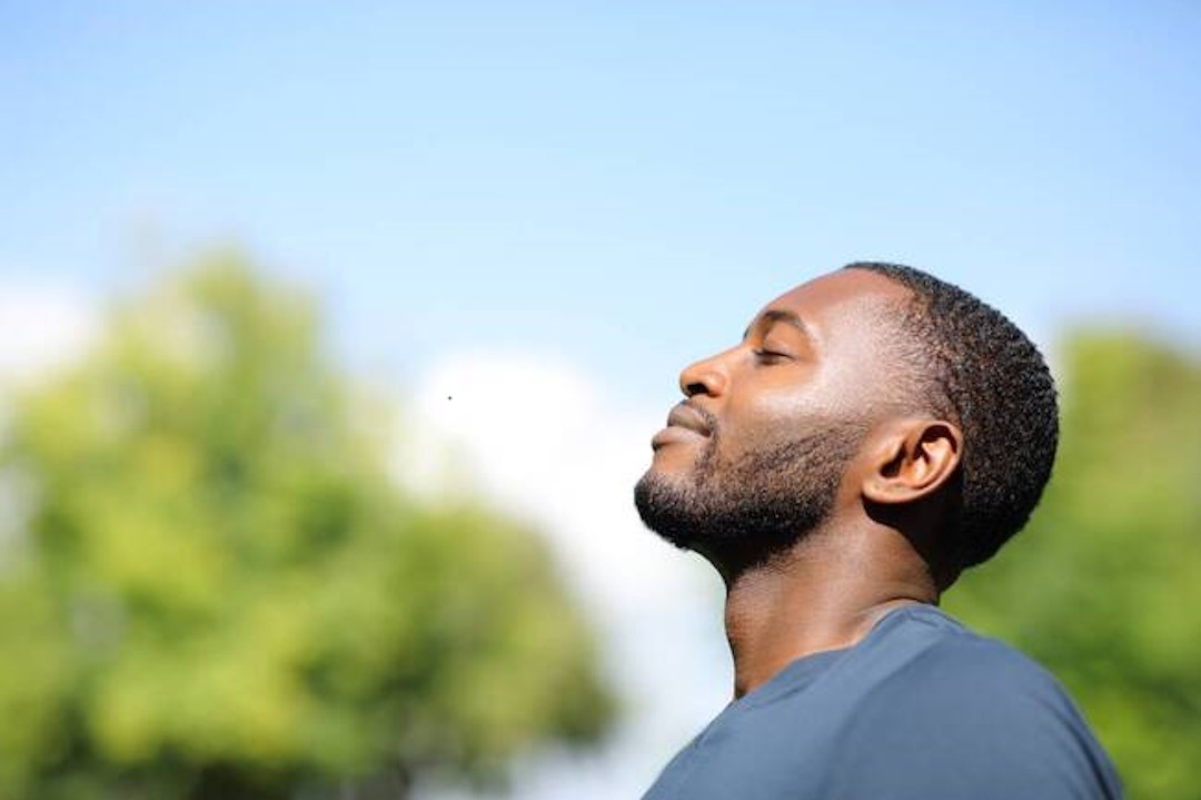 Un homme qui s'expose au soleil
