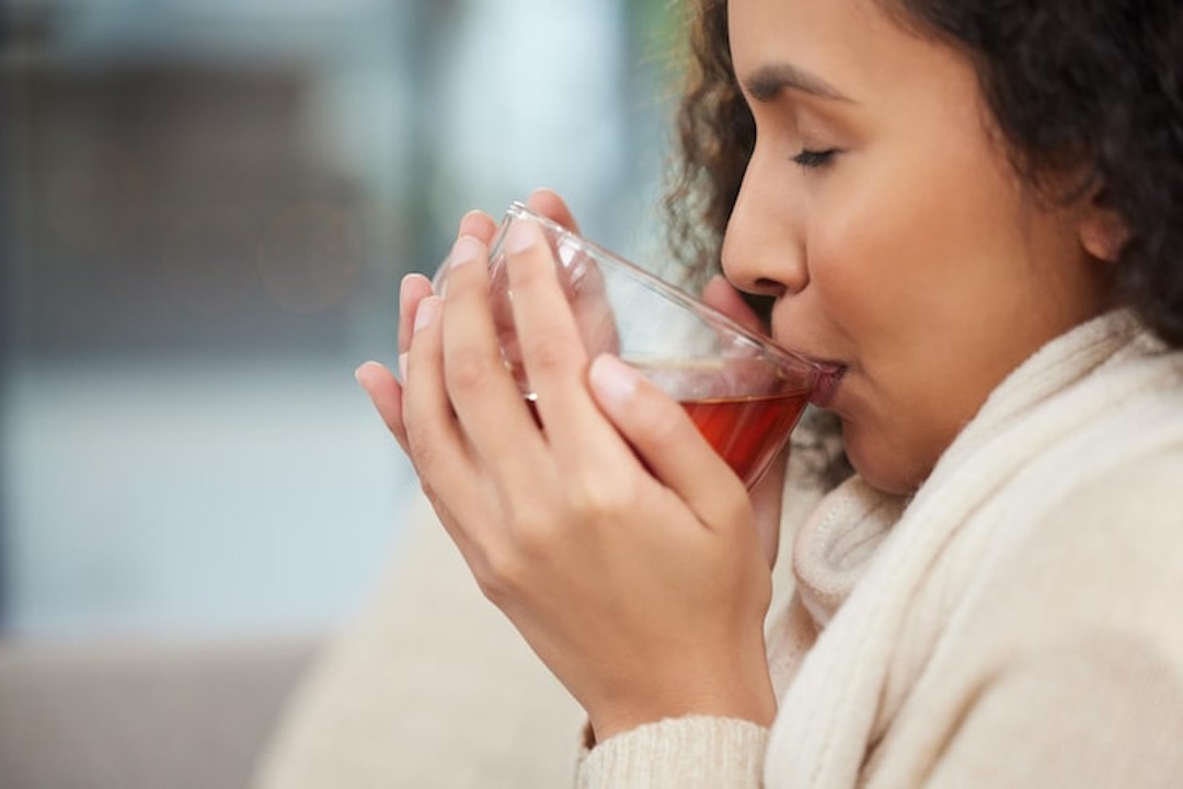 Une femme qui boit du Rooibos 