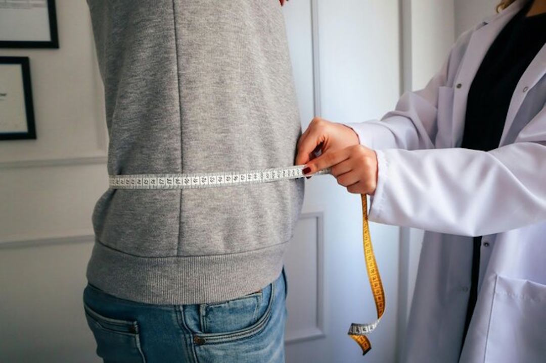Une personne qui prend son tour de taille
