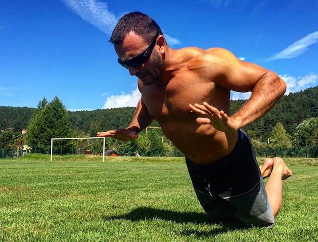 Un homme qui fait de l'exercice physique sur un terrain de foot