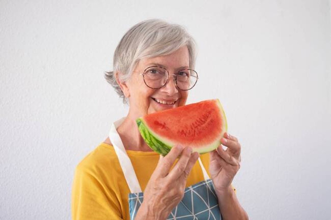 Une femme avec une pastèque pour le Citrate de magnésium