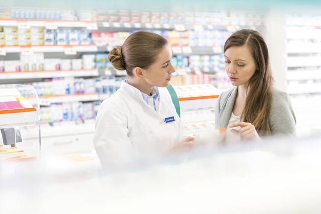 Une femme qui prend des conseils auprès d’une pharmacienne.