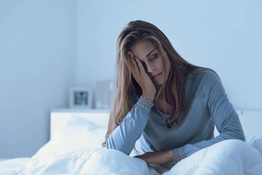 Une femme fatiguée dans son lit