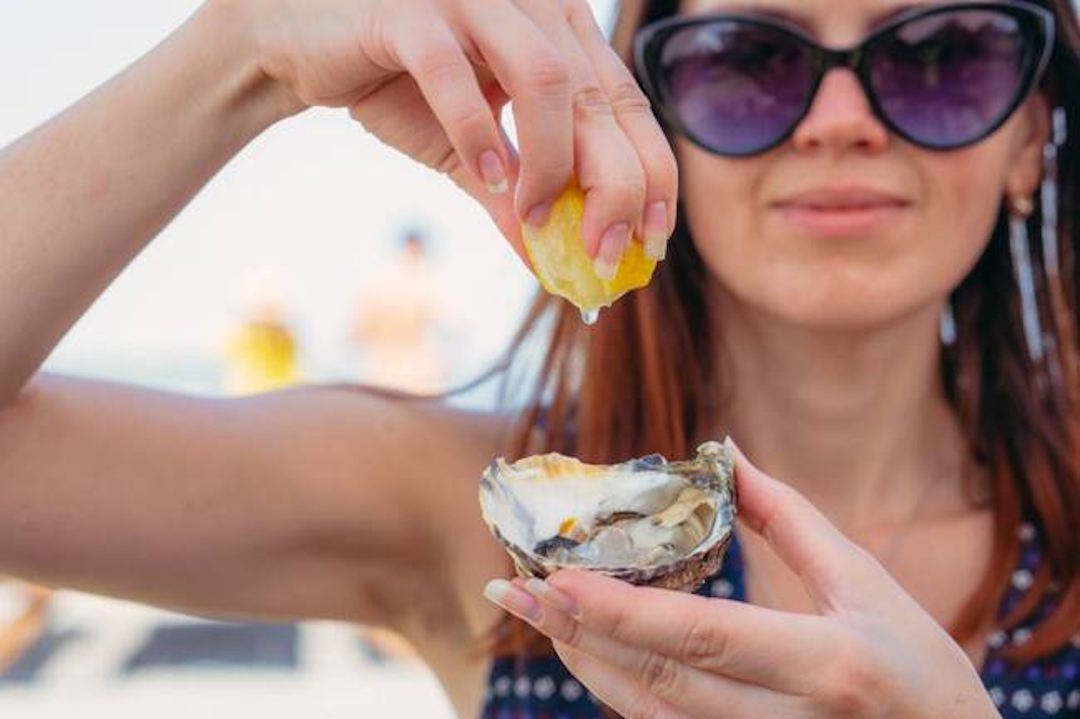 Une femme qui mange du collagène marin