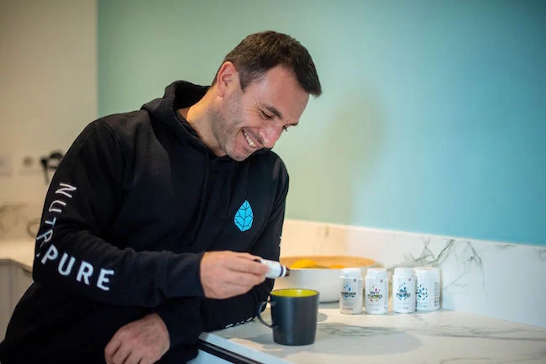 Un homme qui prépare un complément alimentaire de créatine de Nutripure