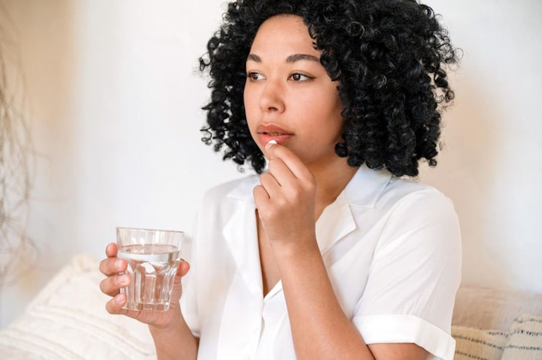 Une femme qui prend des peptides de collagène