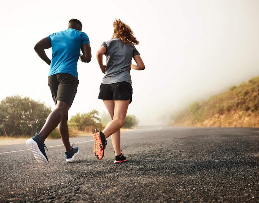 Un couple qui court en suivant un plan d'entraînement course à pieds