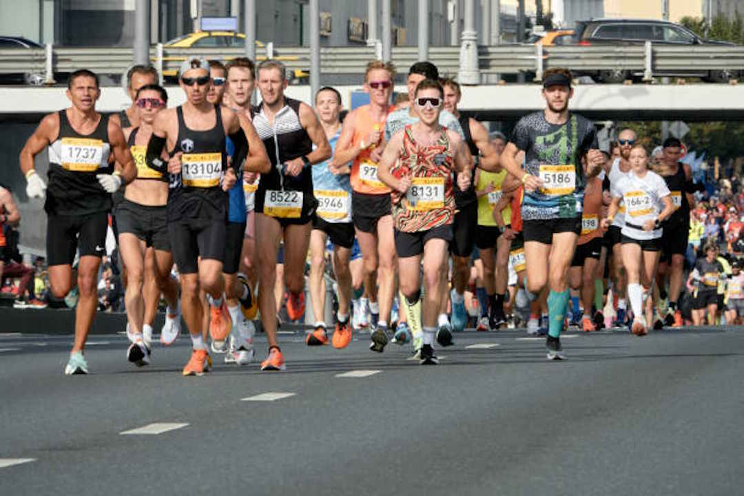 Des personnes qui font des courses à pied collectives