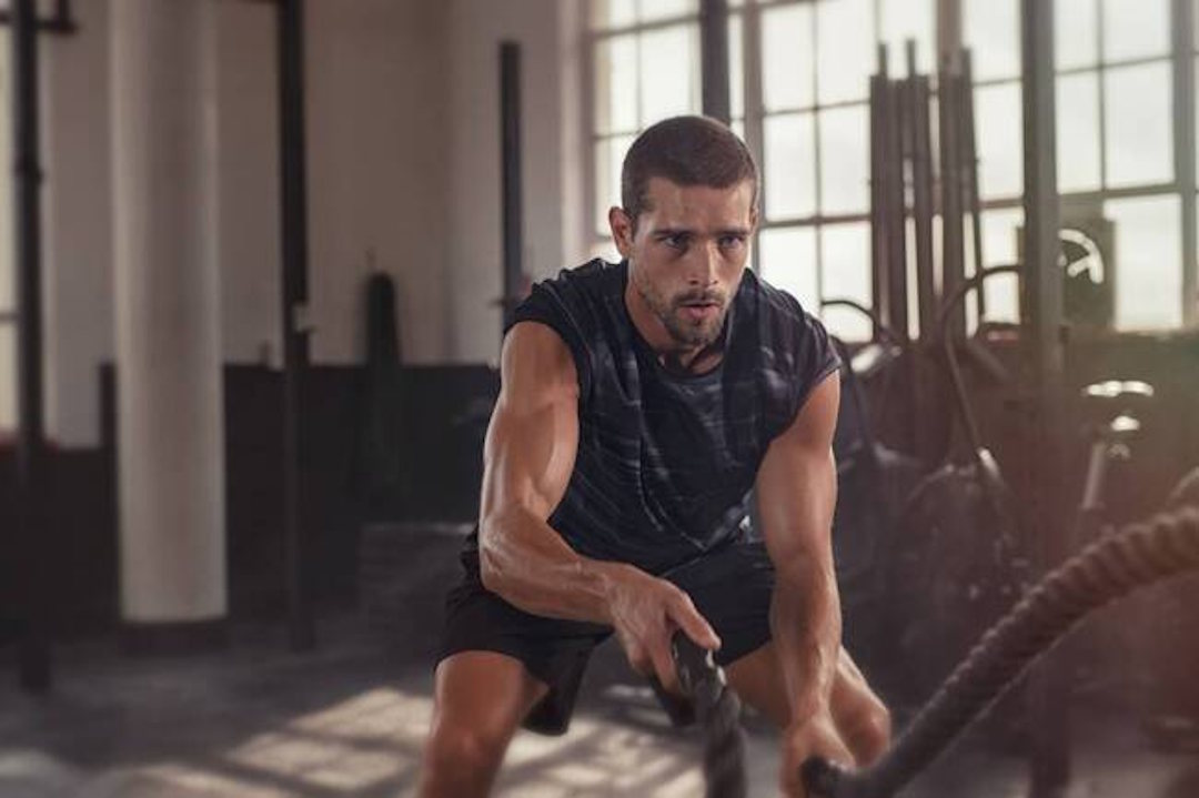 Un homme en pleine séance de musculation