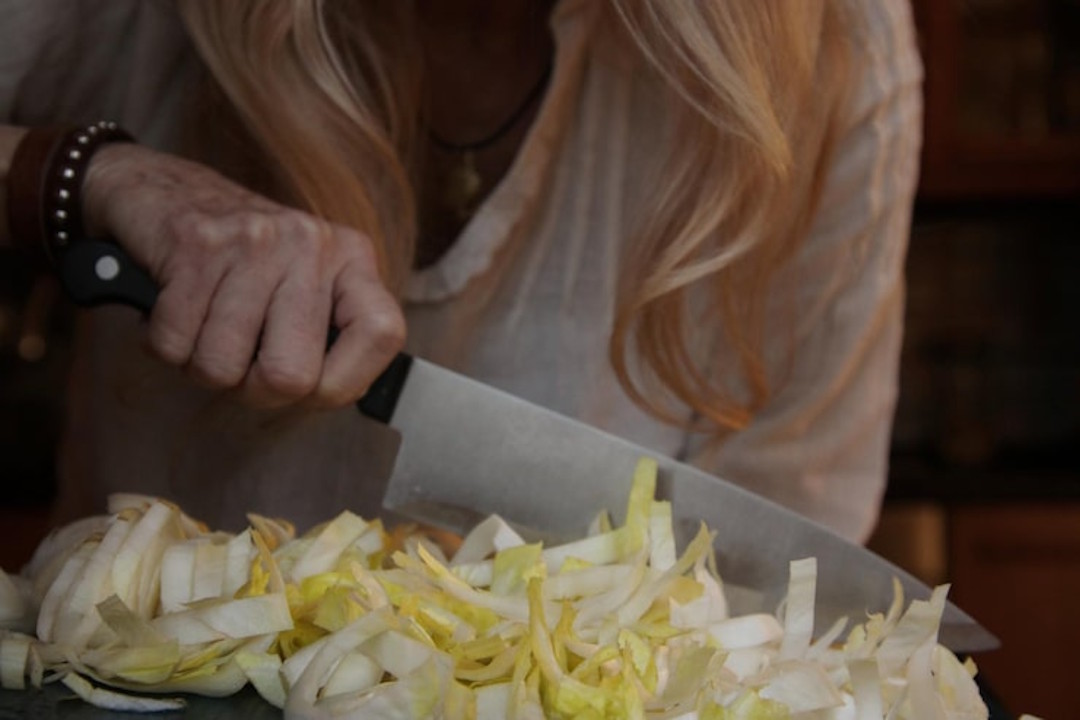Une femme qui coupe de la fenouil