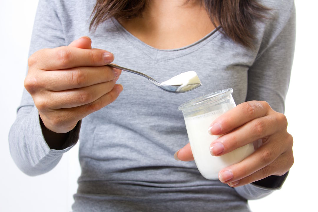 Une femme qui suit une cure de probiotique