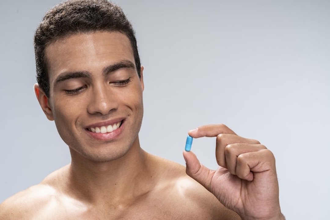 Un homme qui prend son complément de zinc
