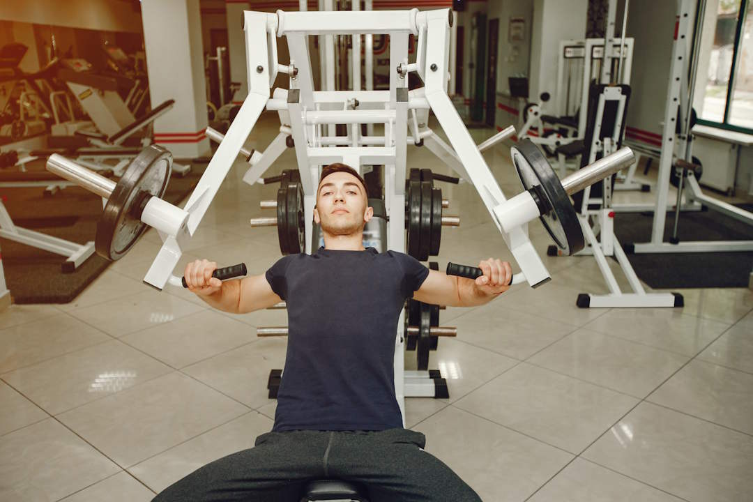 Développé militaire (overhead press) 