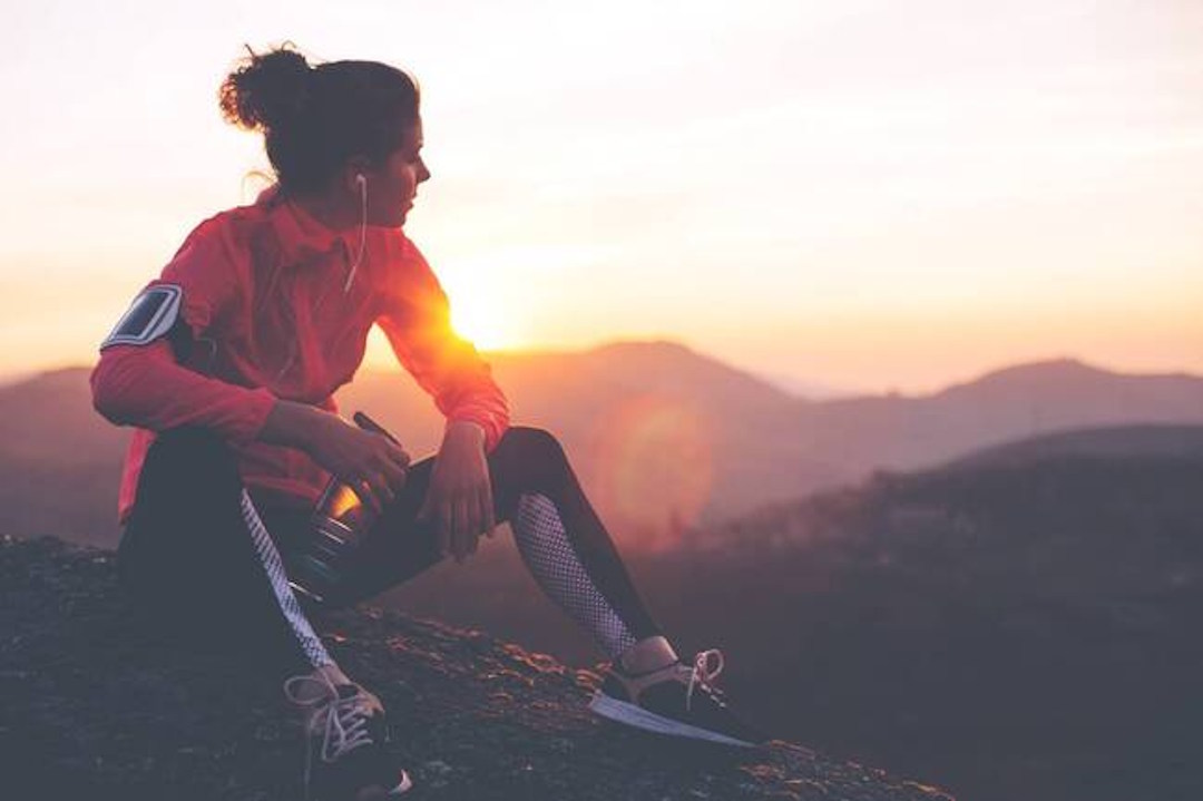 Une femme qui prend une pause après une course à pied