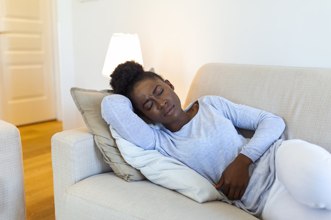 Une femme fatiguée à cause d'un problème au vésicule biliaire 
