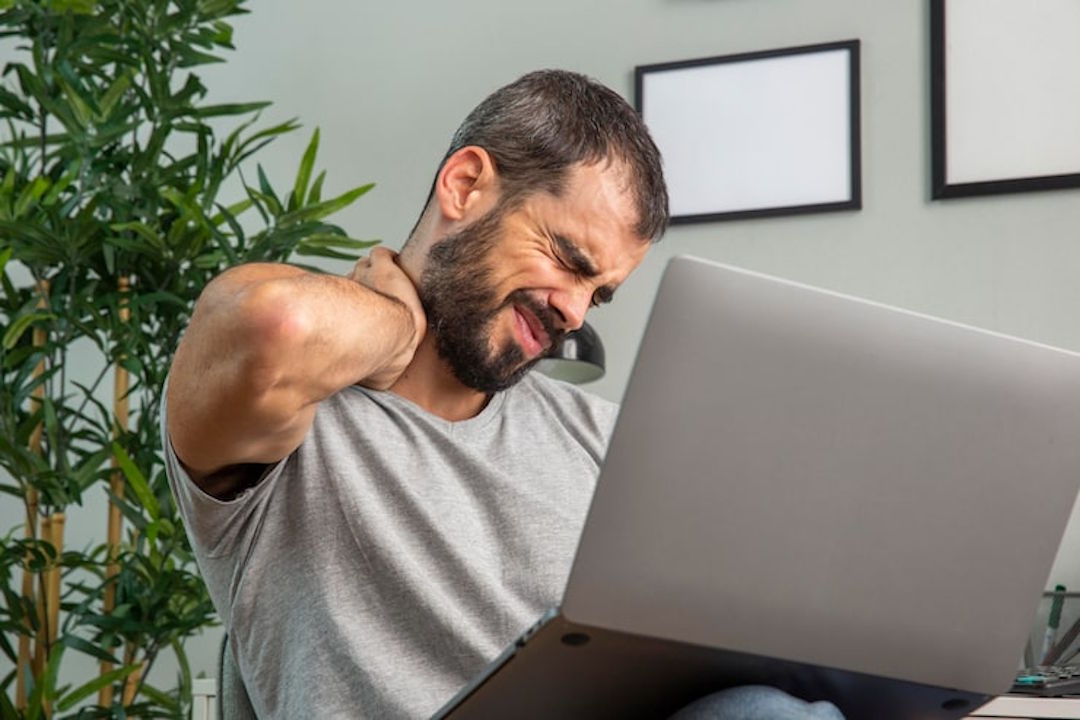 Un homme qui souffre d'arthrose cervicale