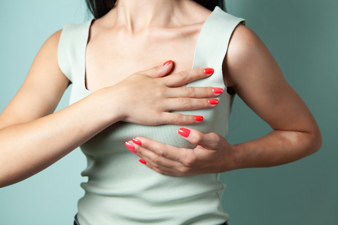 Une femme qui ressent des douleurs aux seins