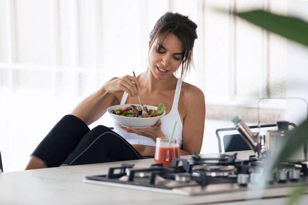 Une personne qui mange une salade