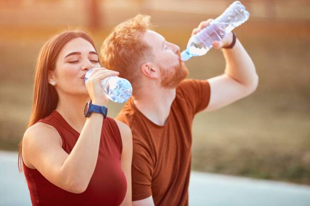 Un couple qui boit de l'eau