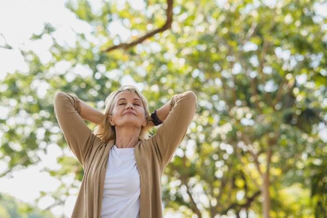 Une femme qui ressent les bienfaits de l'Ashwagandha