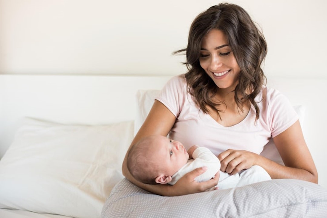 Une maman qui tient son b&eacute;b&eacute; dans ses bras