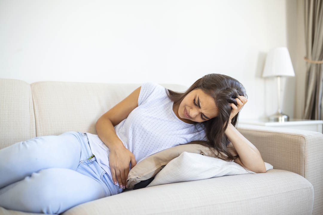 Une jeune femme qui a une douleur abdominale