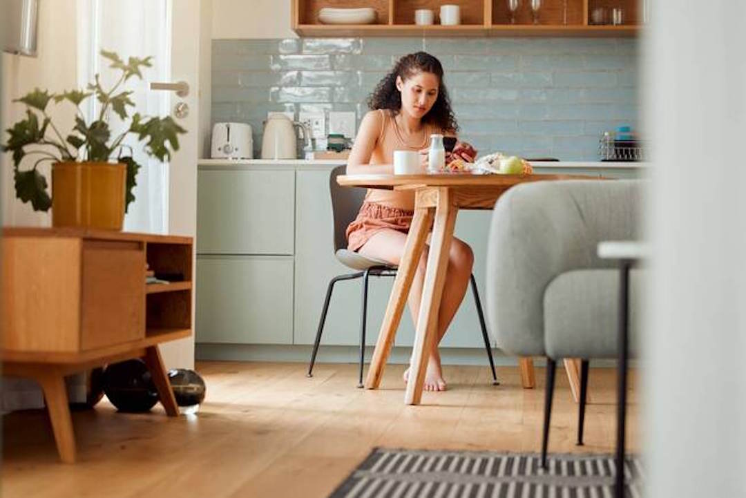 Une femme asisse devant une table pour prendre de la Glutamine