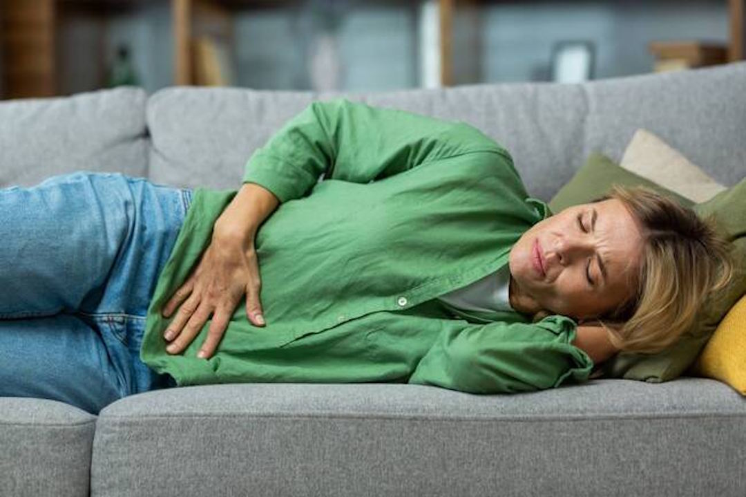 Une femme qui souffre de douleur au ventre à cause d'u collagène marin