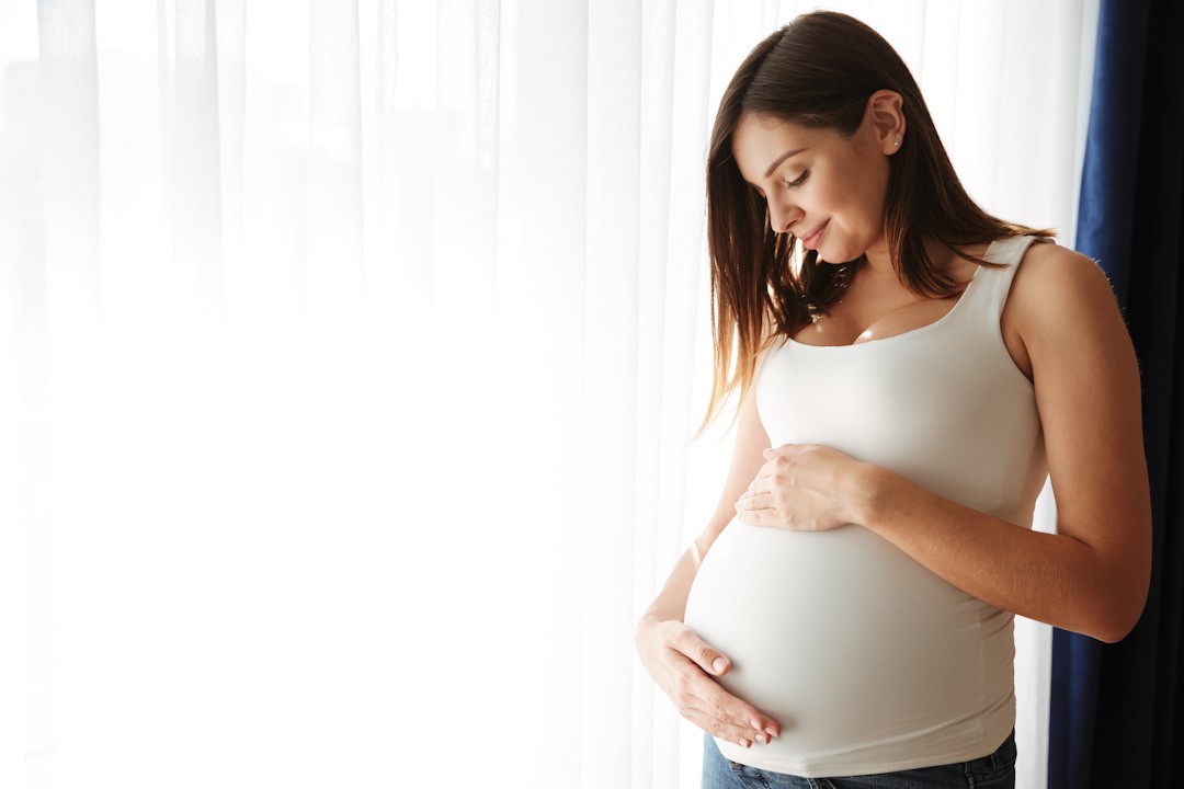 Une femme enceinte profite des bienfaits du fenugrec