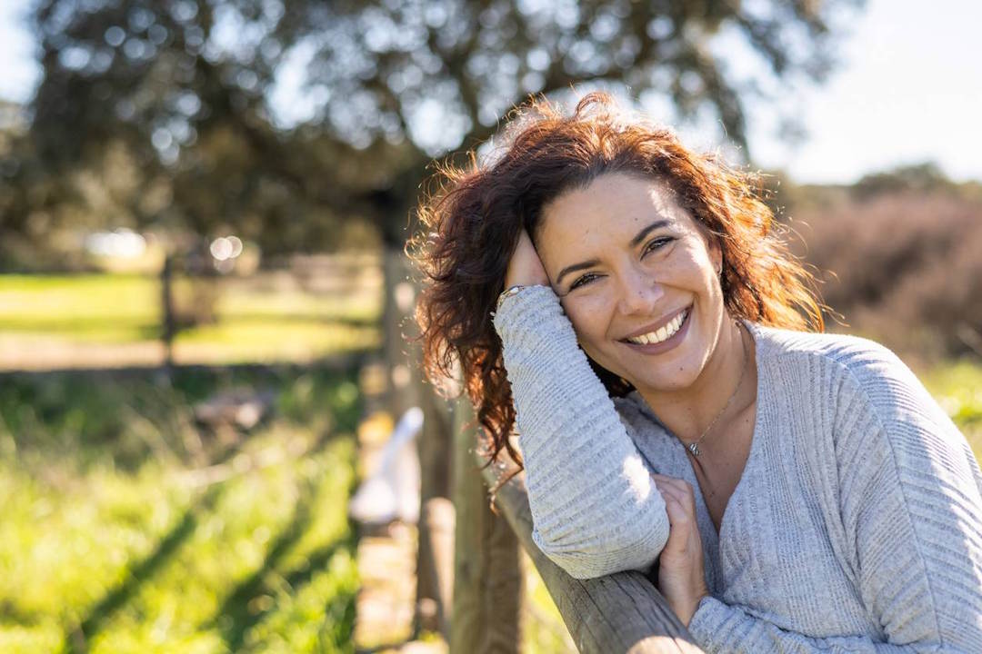 Une femme qui profite des bienfaits de la vitamine D sur la peau