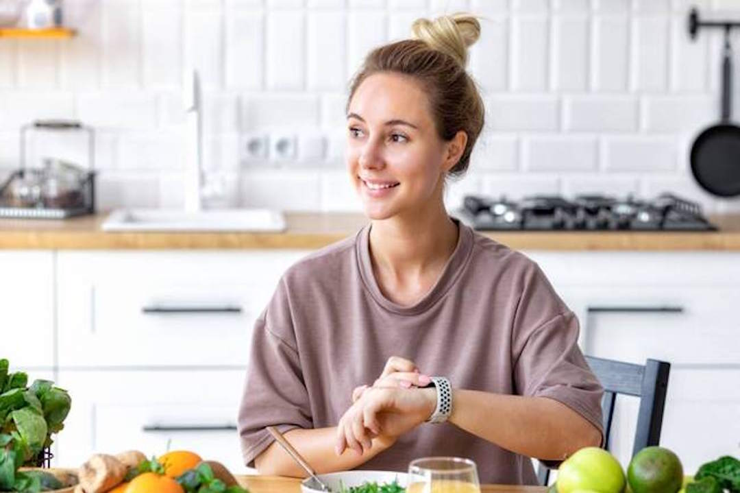 Une femme qui mange des aliments riche en Magnésium