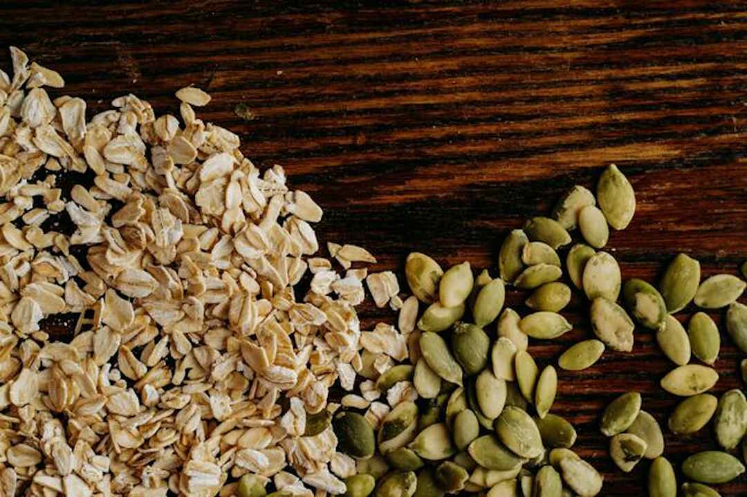 Le lait d’avoine est une boisson végétale obtenue à partir de flocons d’avoine, d’eau, et parfois enrichie en calcium ou en vitamines.