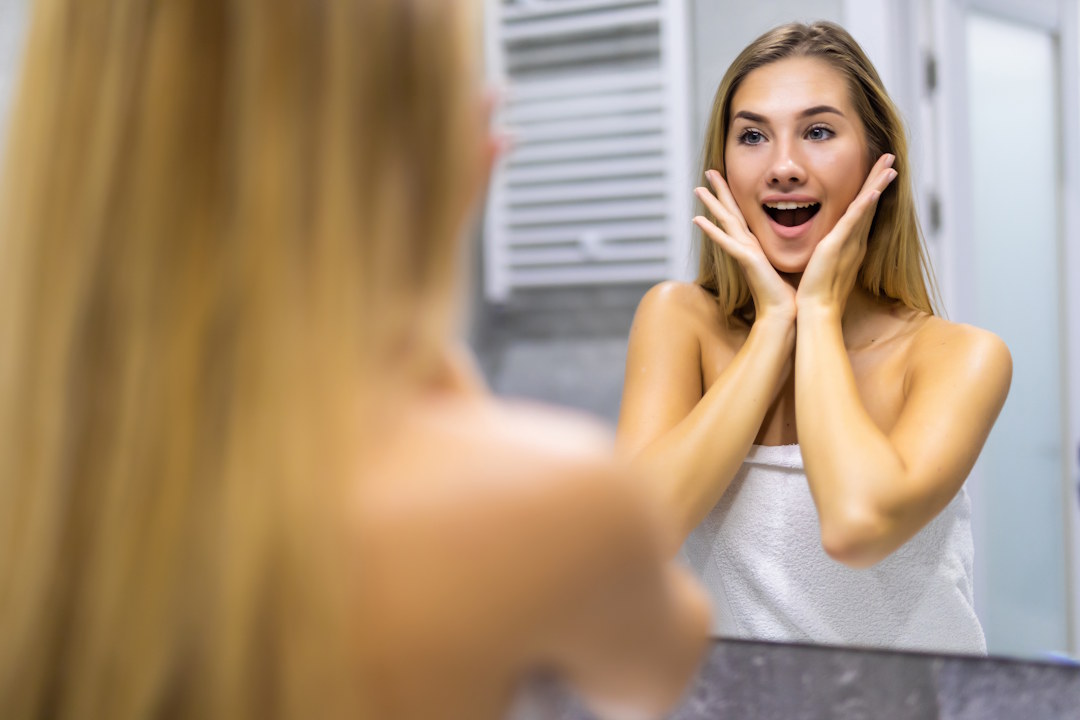 Une jeune femme qui a la peau saine