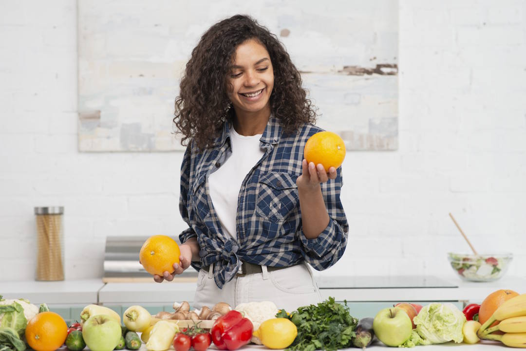 Une femme qui regarde des fruits 