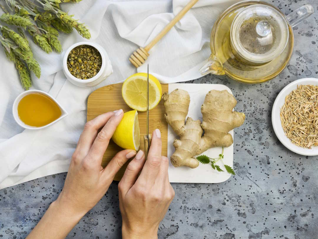 Une personne qui prépare du citron et du gingembre
