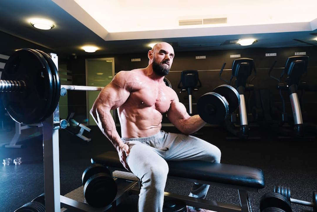 Un homme en pleine séance de musculation pour perdre du ventre
