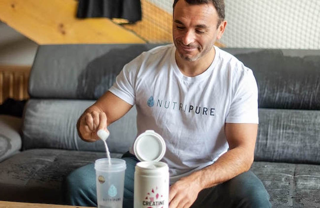 Un homme qui prépare une boisson à base de la Créatine de Nutripure