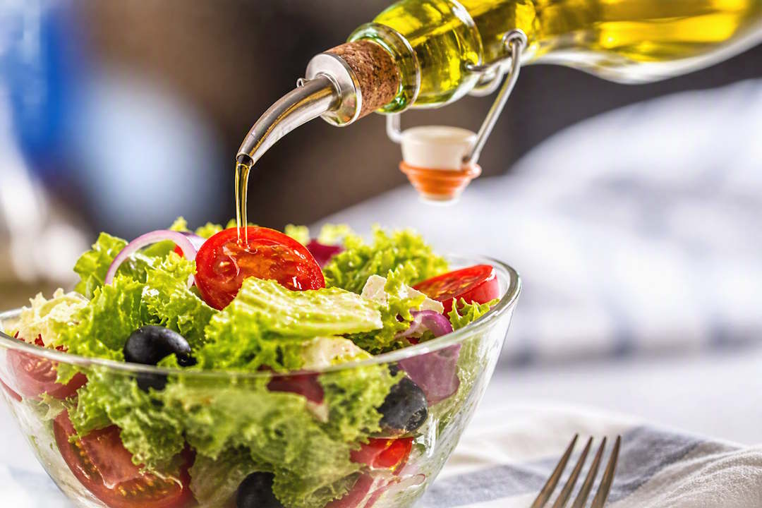 assaisonnement de l'huile de germe de blé et salade