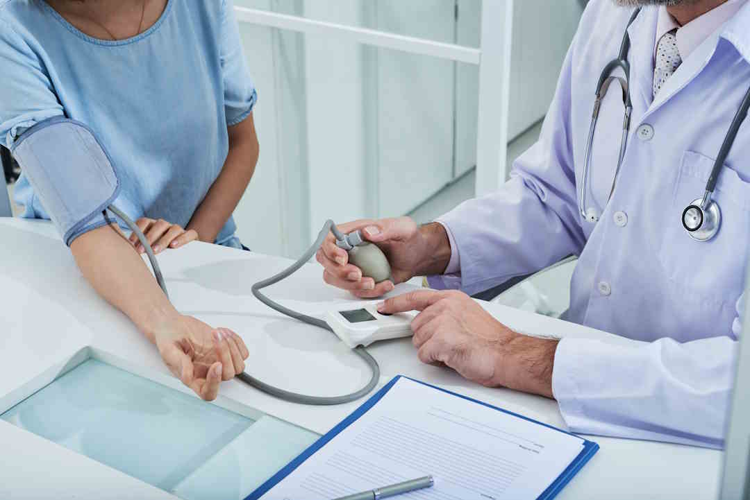 Une personne qui consulte pour surveiller sa tension artérielle