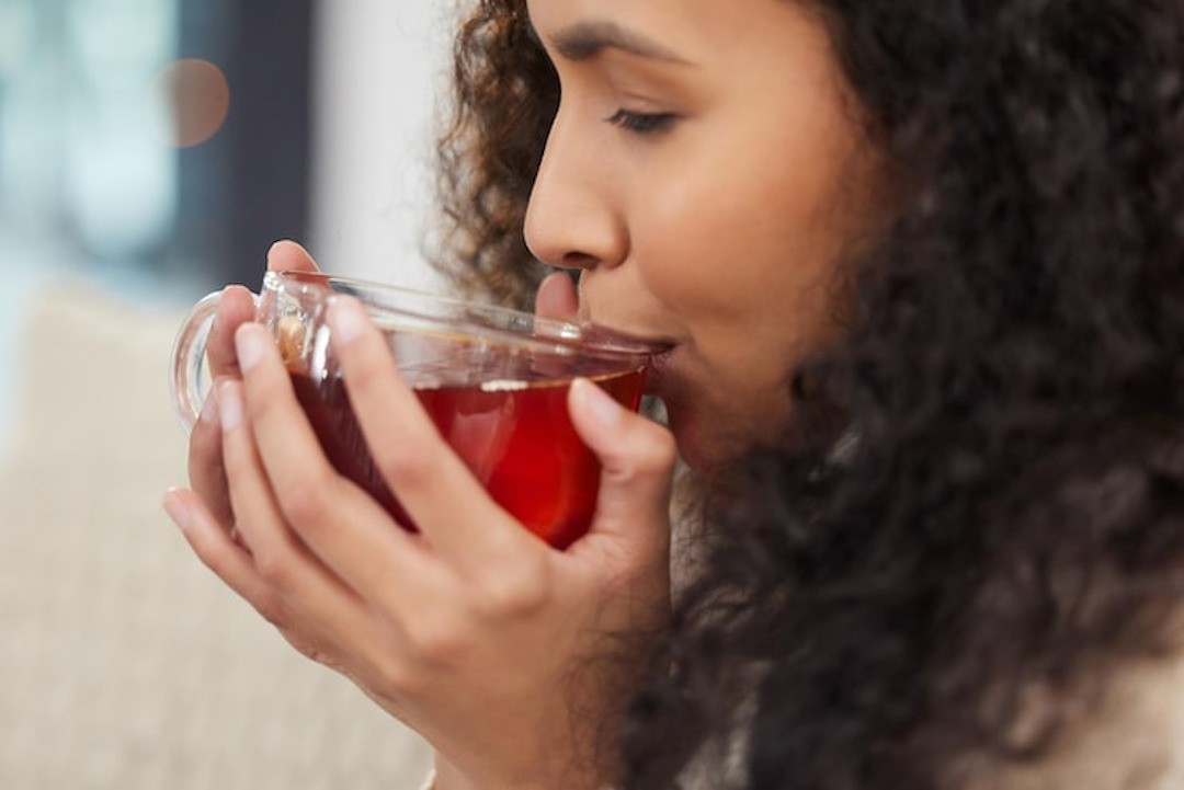 Une personne qui consomme une infusion de  gattilier fleur
