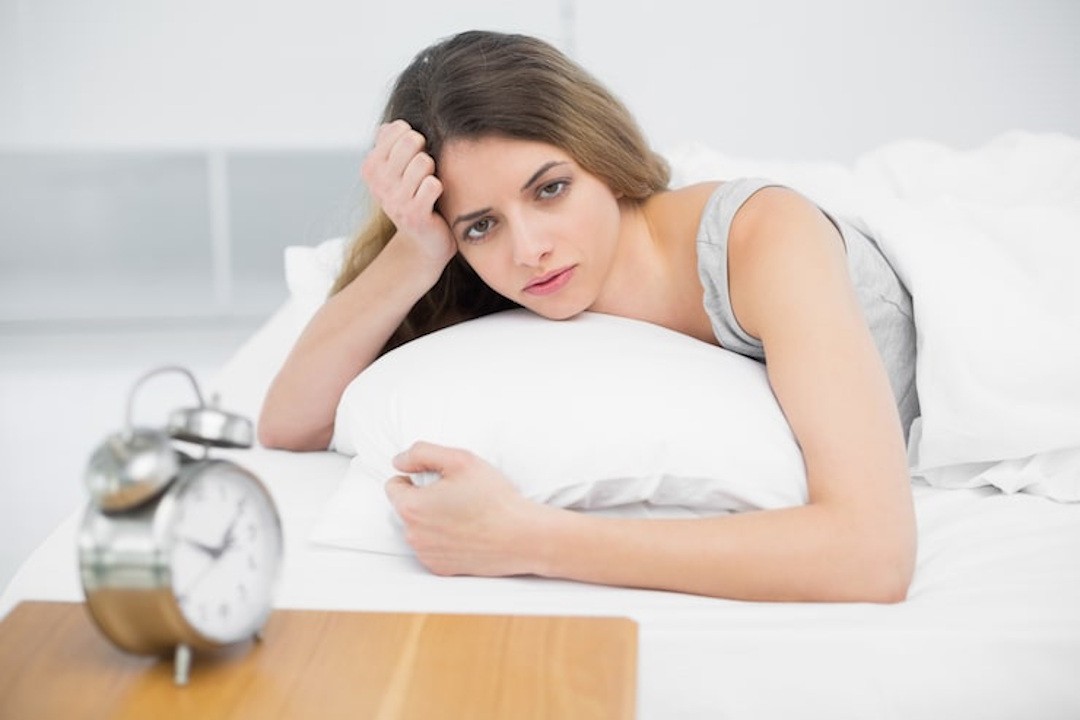Une femme qui souffre d'insomnie et de fatigue musculaire